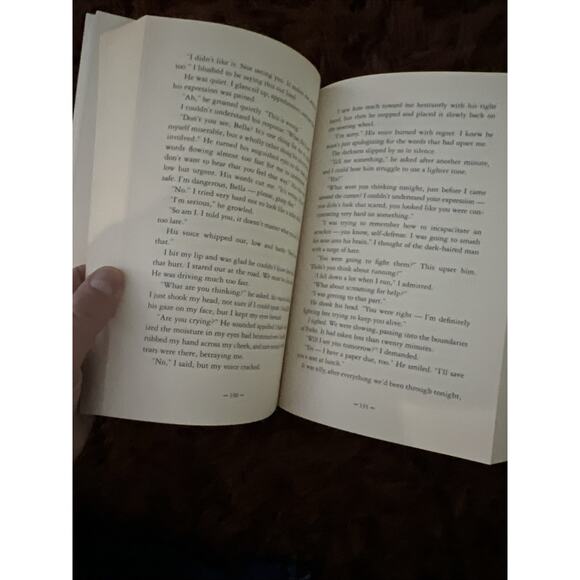 Lot of 2 Twilight Books Twilight and New Moon by Stephenie Meyer Softcover - Picture 11 of 12